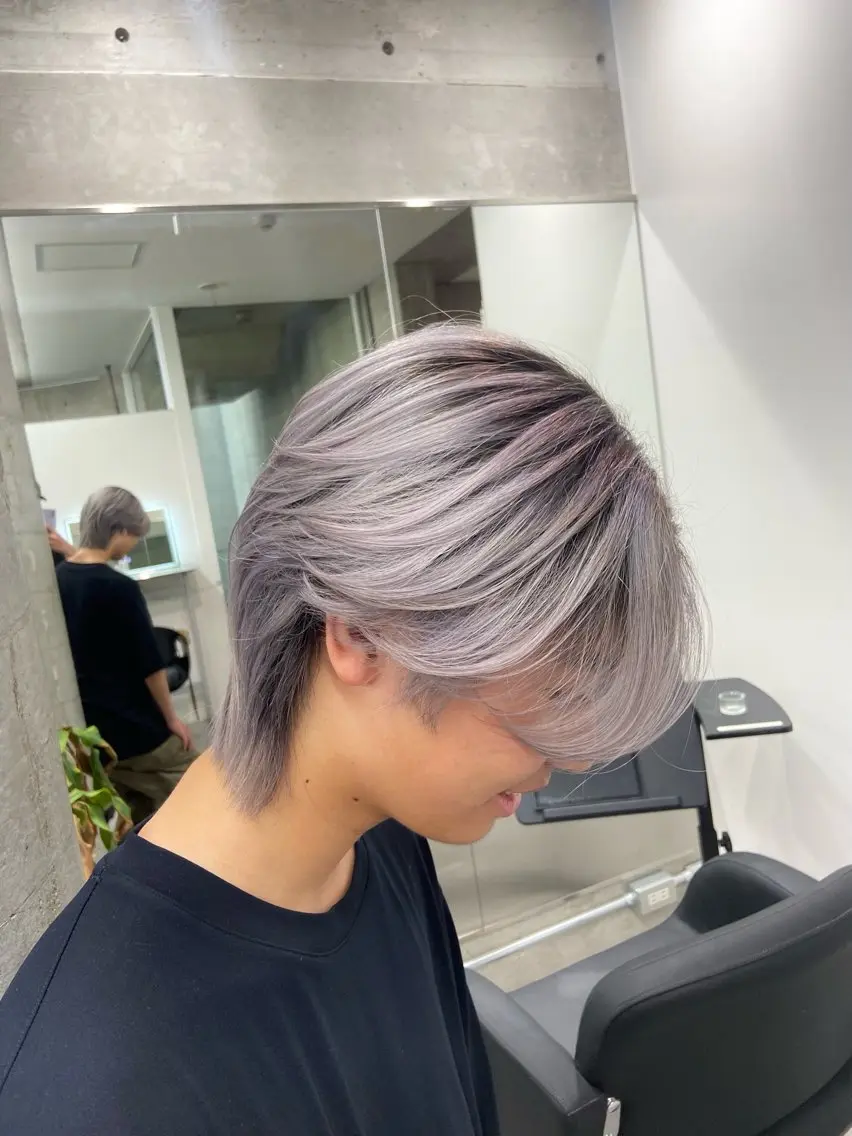 カラー メンズ メンズバレイヤージュ バレイヤージュ シルバー ホワイトシルバー ヘアカラー トリートメント Kotoko🖤/海 外/バレイヤージュのヘアスタイル