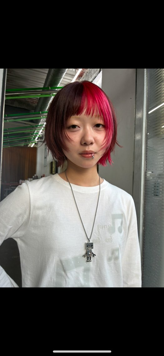 ショート ボブレイヤー ボブ レイヤーカット 響 インナーカラー イヤリングカラーのヘアスタイル