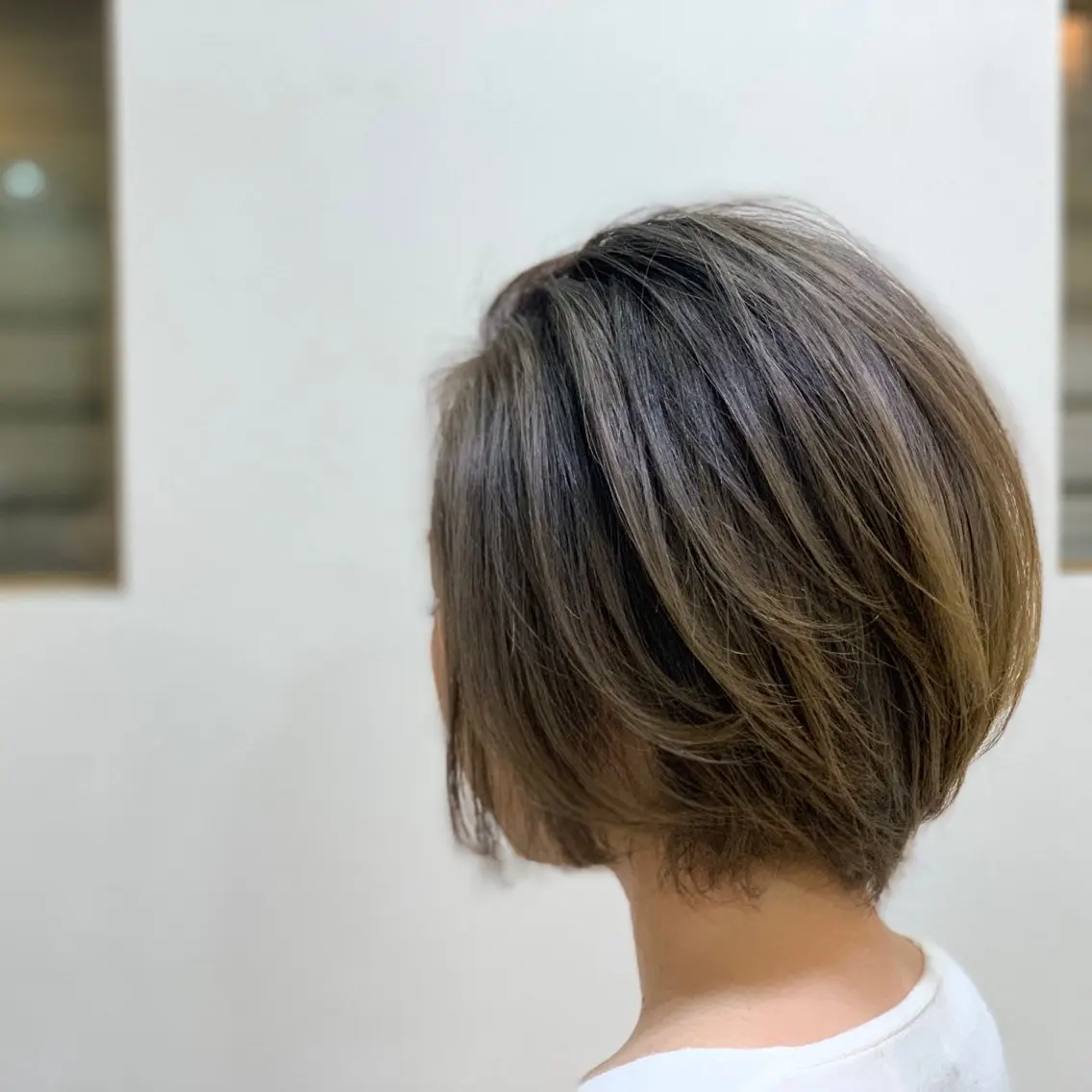 ショート カラー バレイヤージュ ブリーチ ケアブリーチ グレージュ レイヤーカット ケアブリーチ、パーマ 田中千隼のヘアスタイル