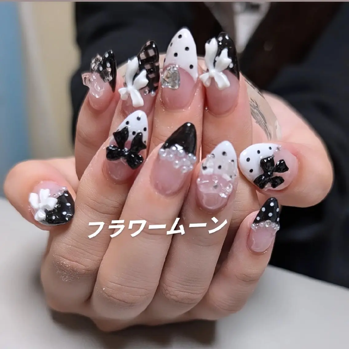 ネイル ドット フレンチネイル ガーリー リボン ハンドネイル ハンドケア フラワー ムーンのネイルデザイン