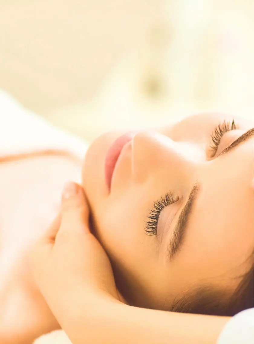 疲れ顔 巡らせて引き上げる小顔管理の写真