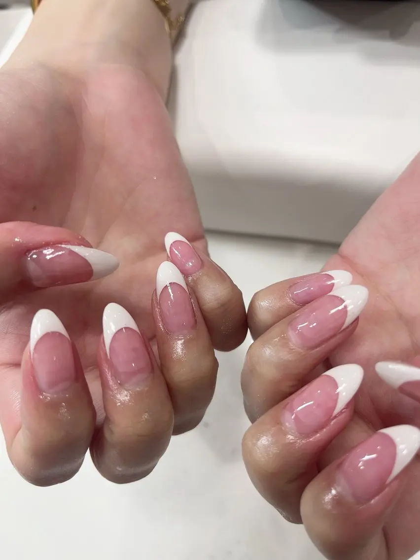 【ハンドジェル】フレンチネイルの写真