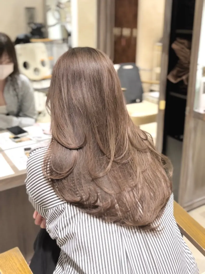 ロング カラー グレージュ ミルクティーグレージュ レイヤーカット 高槻No.1🇰🇷 韓国ヘア 橋口陽太のヘアスタイル