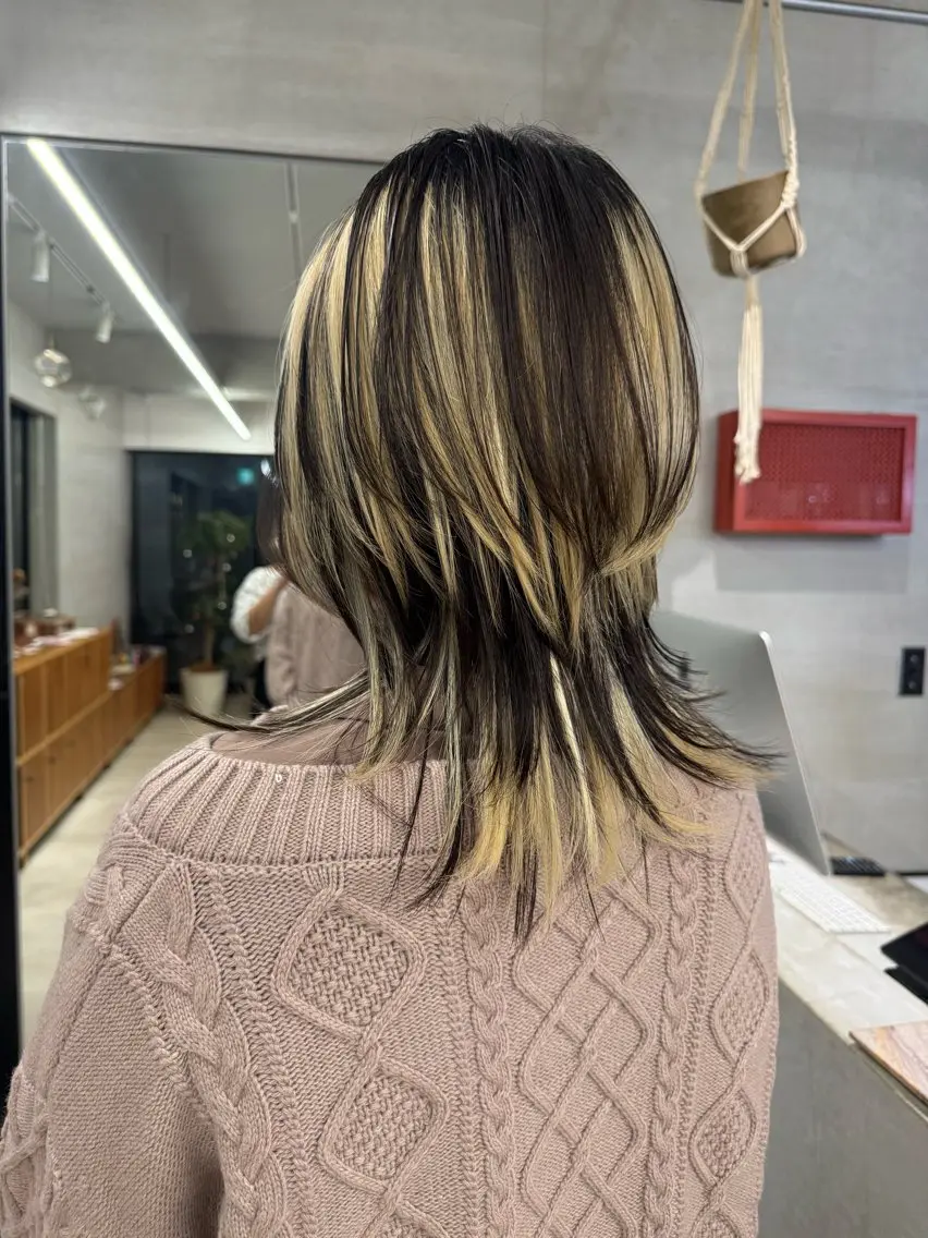 セミロング カラー デザインカラー ウルフカット カット ヘアカラー サカモト ナオミのヘアスタイル