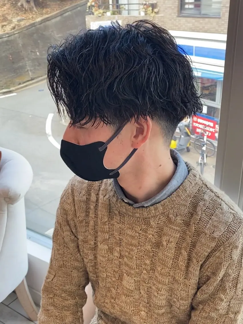 メンズ センターパート 波巻きパーマ カット 神奈川大学最寄り白楽 三本松巧のヘアスタイル