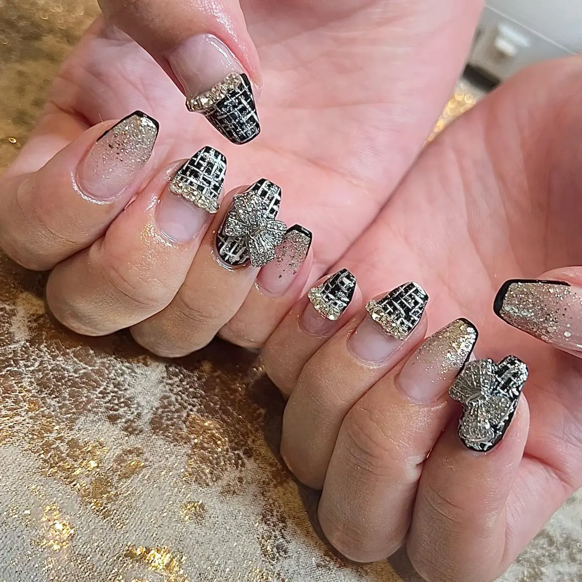 ミディアム ネイル リボン ツイードネイル ハンドネイル H🌺 NAILのネイルデザイン