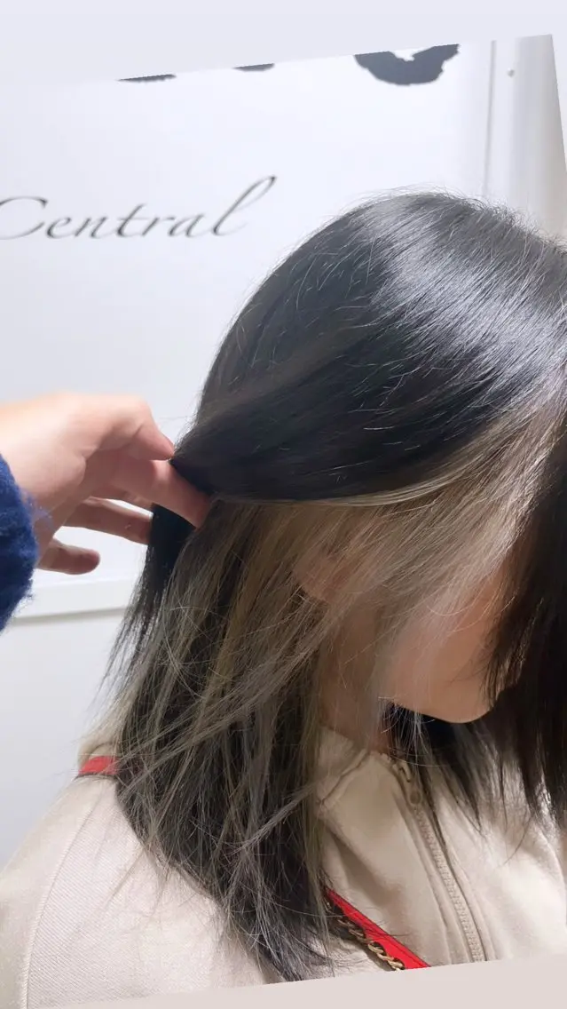 ミディアム カラー インナーカラー シルバー ヘアカラー ブリーチなしWカラー レイヤー/Rickyのヘアスタイル