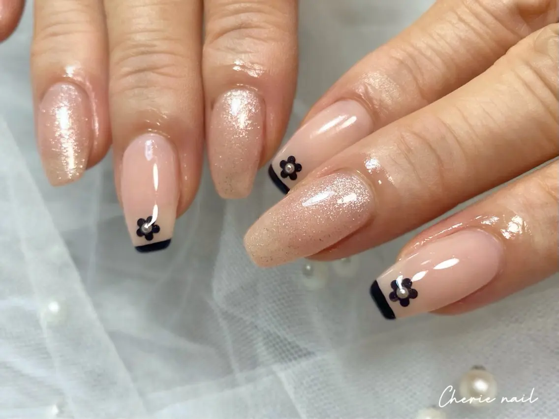 ネイル フラワーネイル フレンチネイル ジェルネイル ラメ(グリッター) オフィスネイル ハンドネイル Cherienail yunaのネイルデザイン