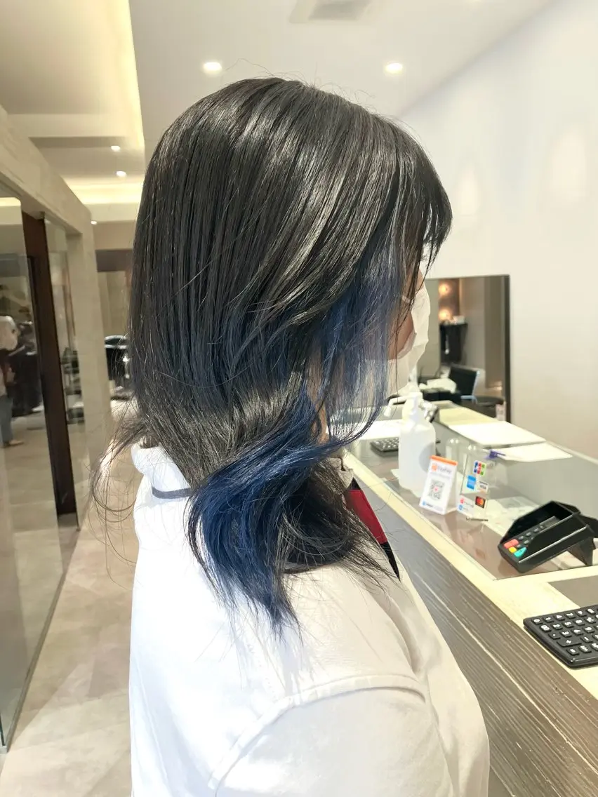 ミディアム カラー ブルーカラー イヤリングカラー サキ🤍ハイトーン 🪩レイヤーカットのヘアスタイル