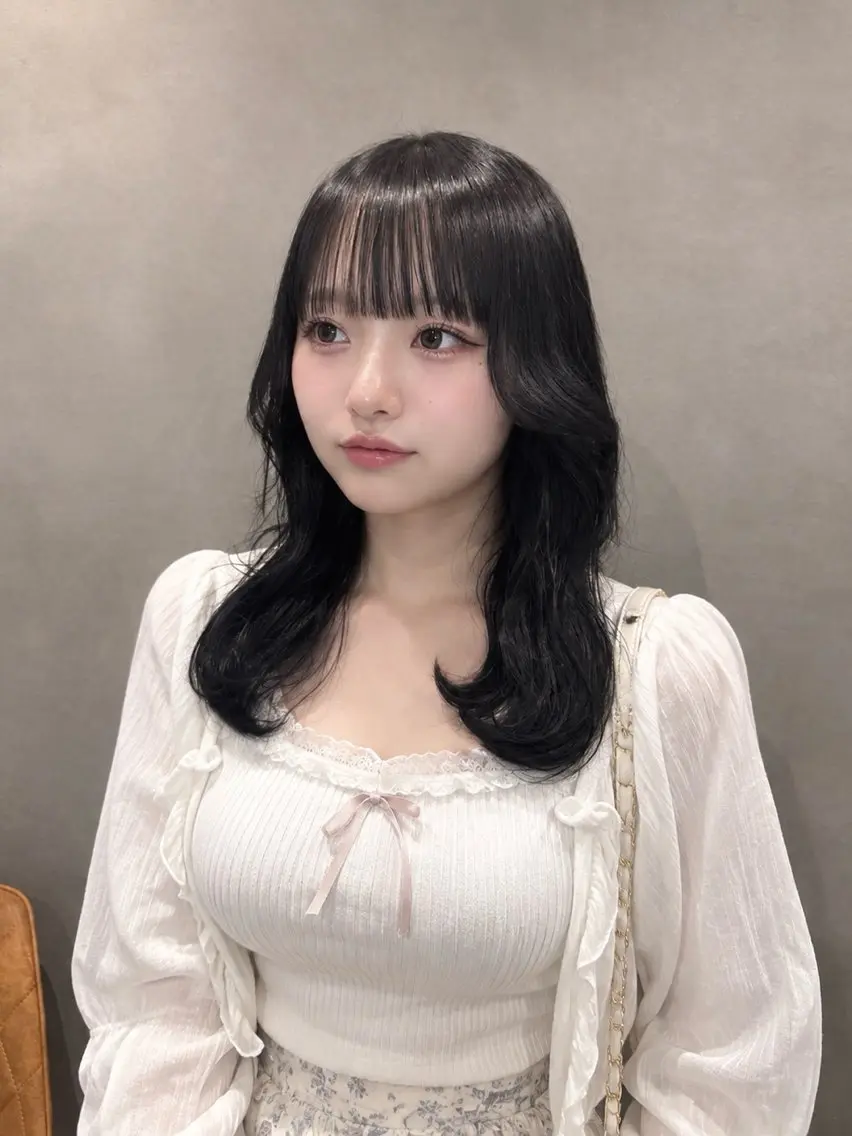 ロング カラー 黒髪 ブルーカラー ブルーブラック ヘアカラー トリートメント girly上品ヘア 🎀/ベージュikuのヘアスタイル