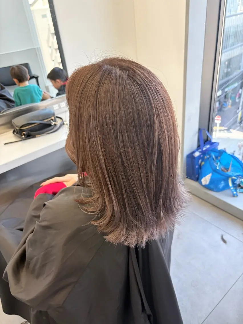 ミディアム カラー グレージュ カット ヘアカラー 天野 利咲のヘアスタイル