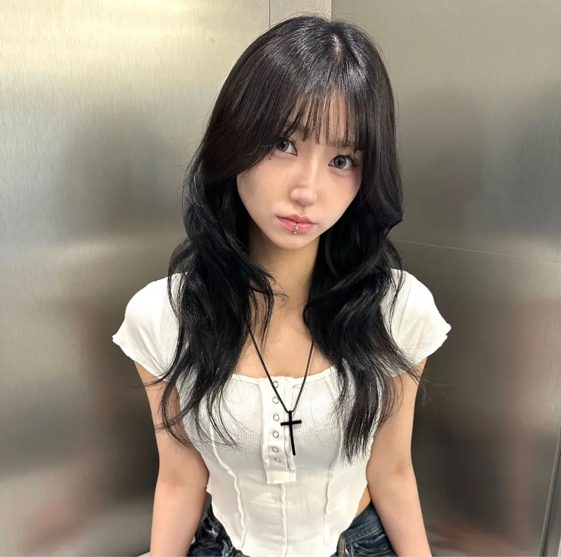 ロング カラー 黒髪 ブルーカラー ブルーブラック ハイレイヤー 韓国風ヘア ヘアカラー 透明感カラー/酸性 ストレート mikaのヘアスタイル