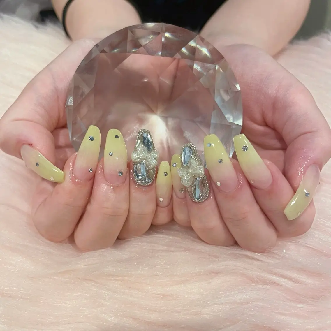 ネイル 黄色 ハンドネイル リスブラン 🎀MIKAのネイルデザイン