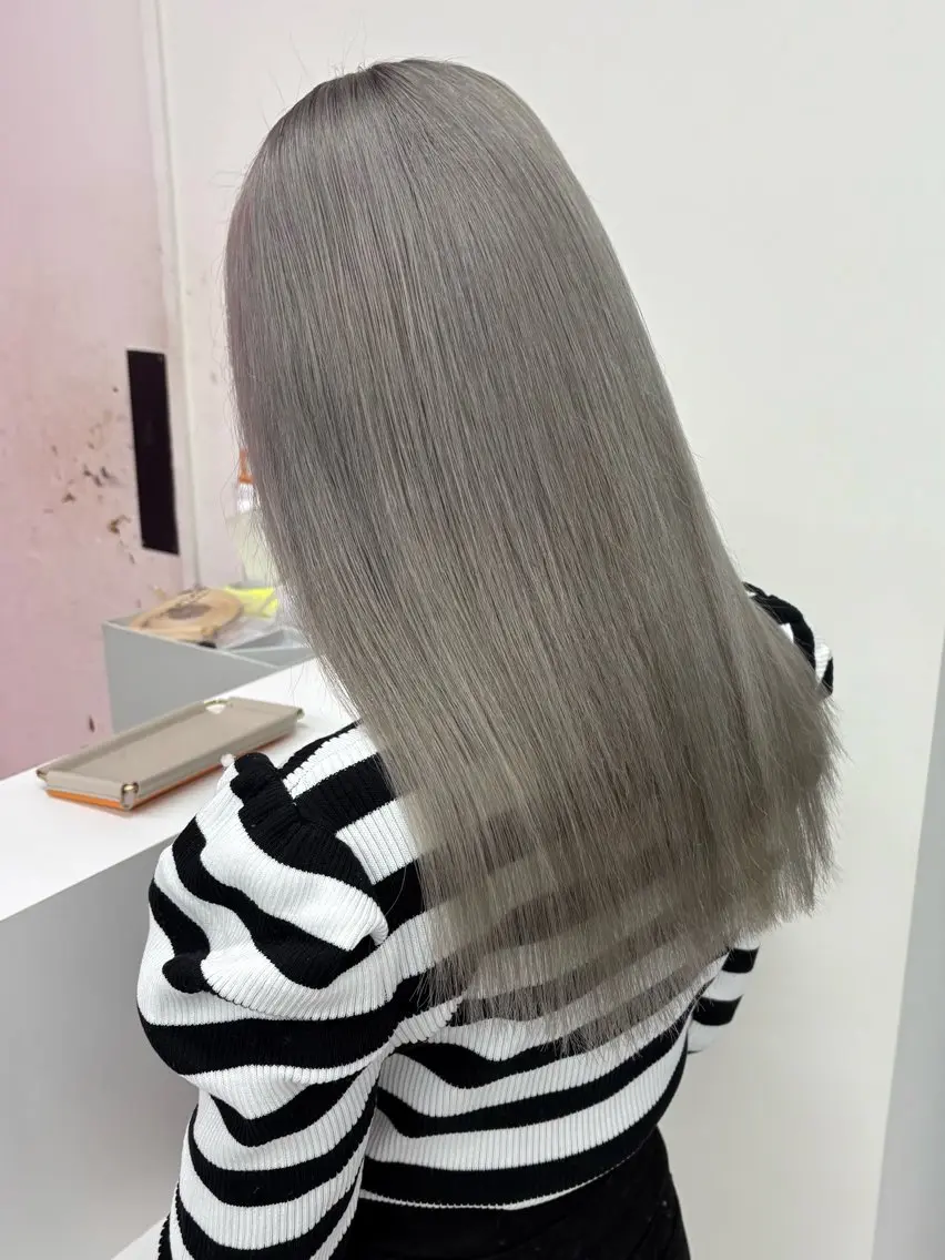 ミディアム カラー ハイトーンカラー シルバー ヘアカラー JPCY MIRIYAのヘアスタイル