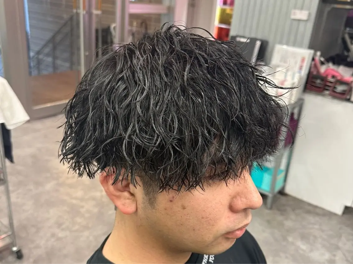 ミディアム パーマ メンズ ミディアムパーマ センターパート フェードカット マッシュ メンズパーマ メンズ特化🔥 渡邉愛斗のヘアスタイル