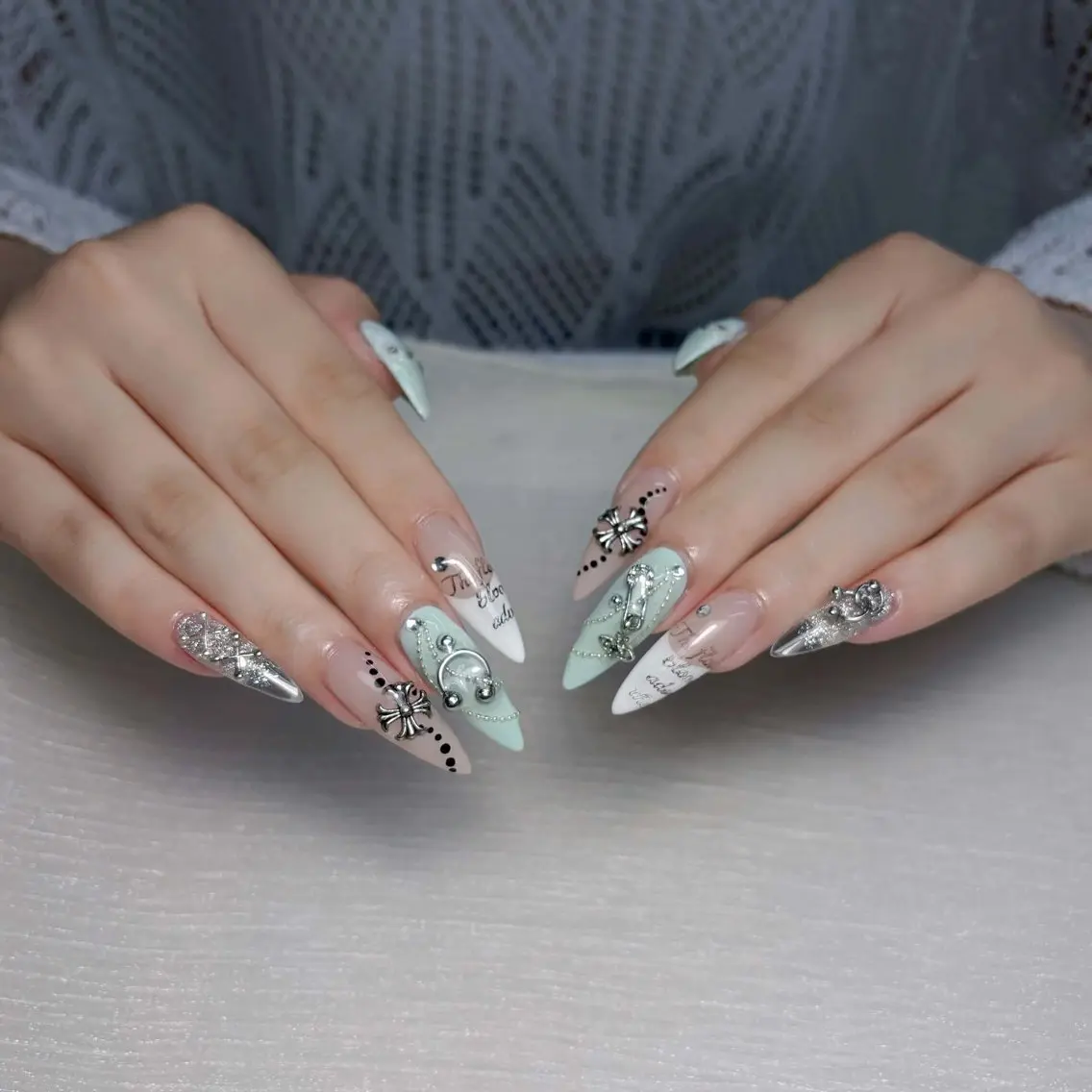 ネイル キラキラネイル 韓国ネイル マグネットネイル 持ち込み ネイルチップ ハンドネイル フットネイル Chiee Bling.Nailのネイルデザイン