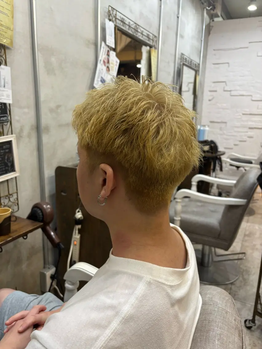 ショート カラー メンズ メンズブリーチ スパイキーショート ブリーチ ブロンド ショートヘア ヘアカラー トリートメント メンズ/パーマ/ 顔周りレイヤー/💶のヘアスタイル
