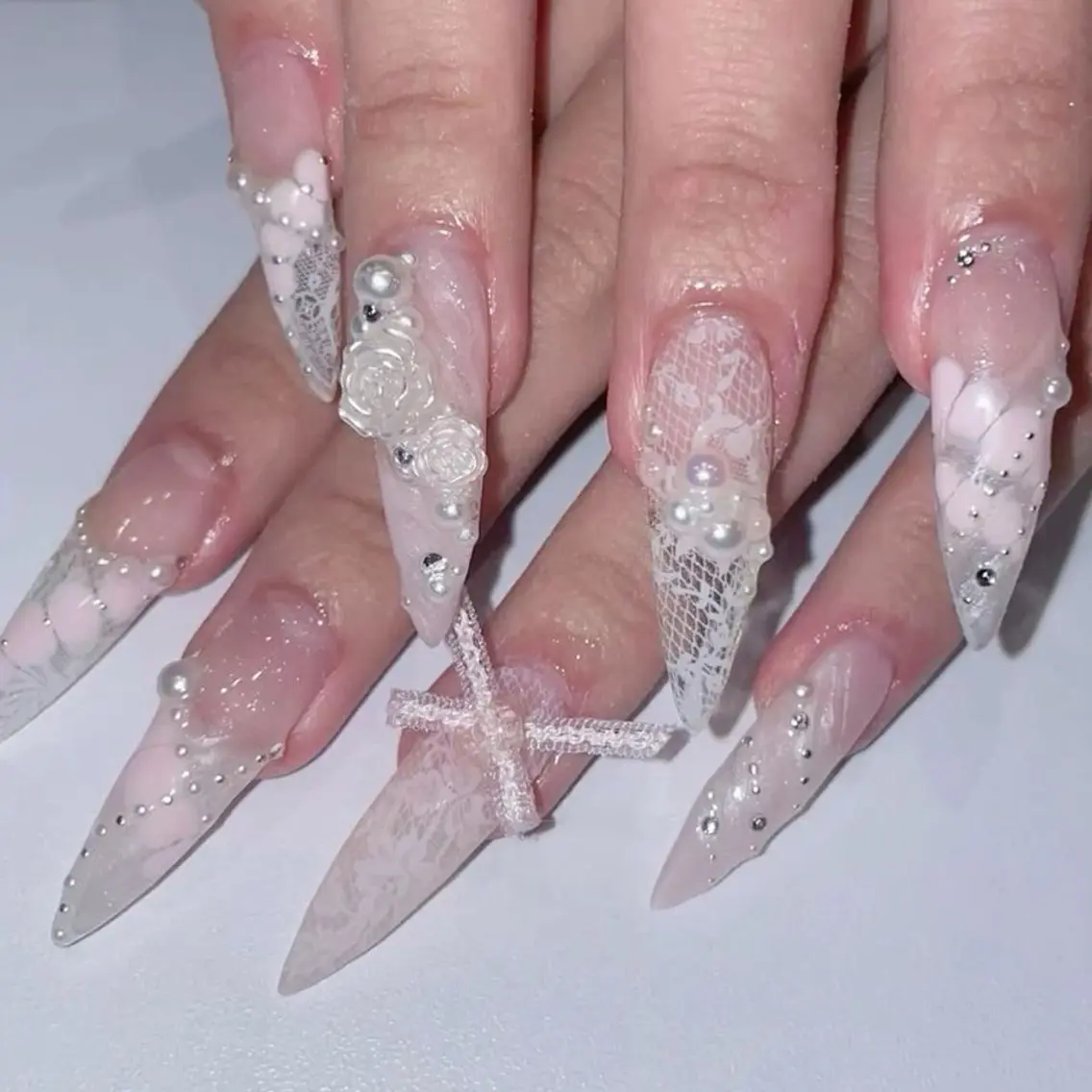 ネイル キラキラネイル 韓国ネイル ロングネイル ワンホンネイル ハンドネイル Josie nail salonのネイルデザイン