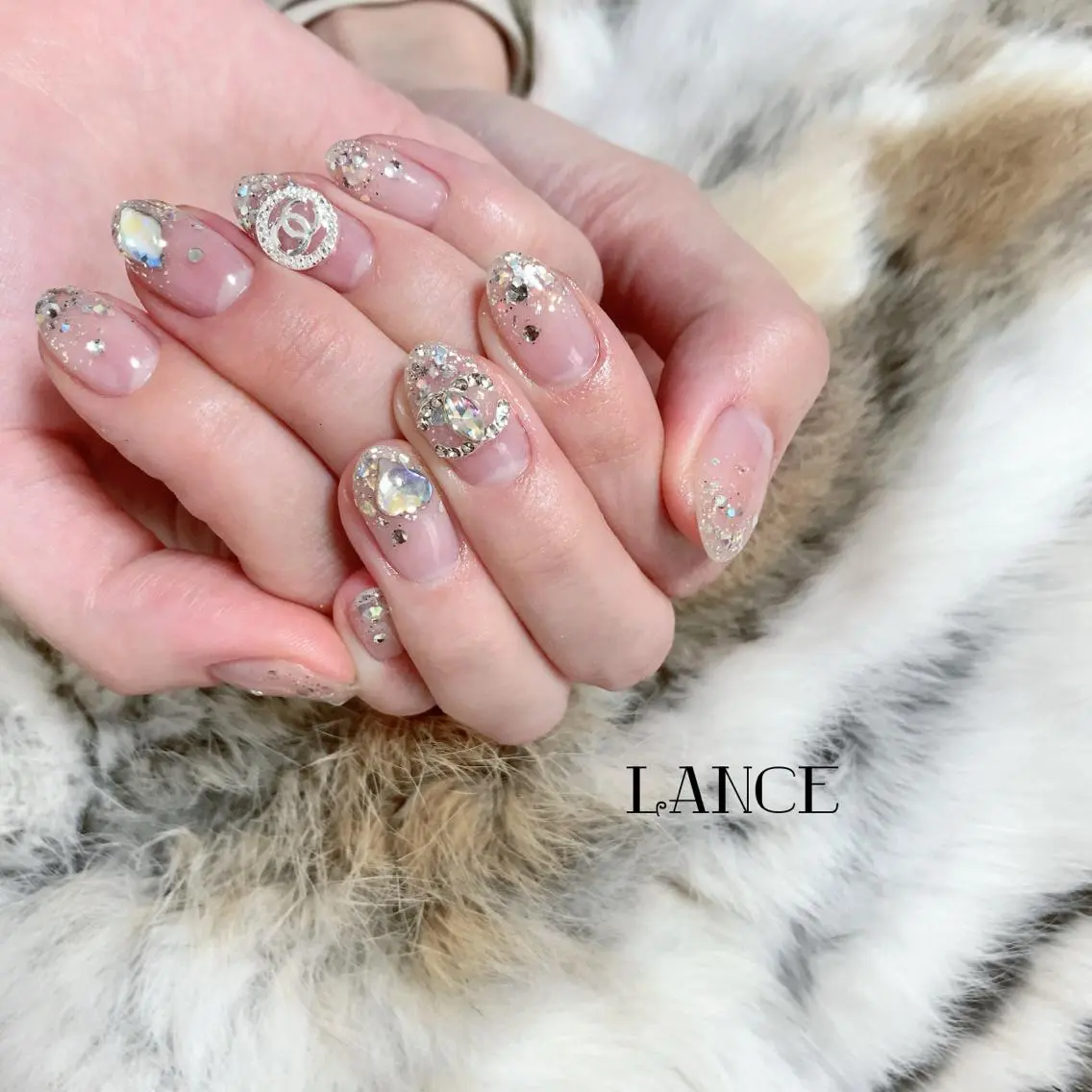 ミディアム ネイル クリスマス オーロラネイル フレンチネイル ワンホンネイル 冬ネイル ハンドネイル Lance nailのネイルデザイン