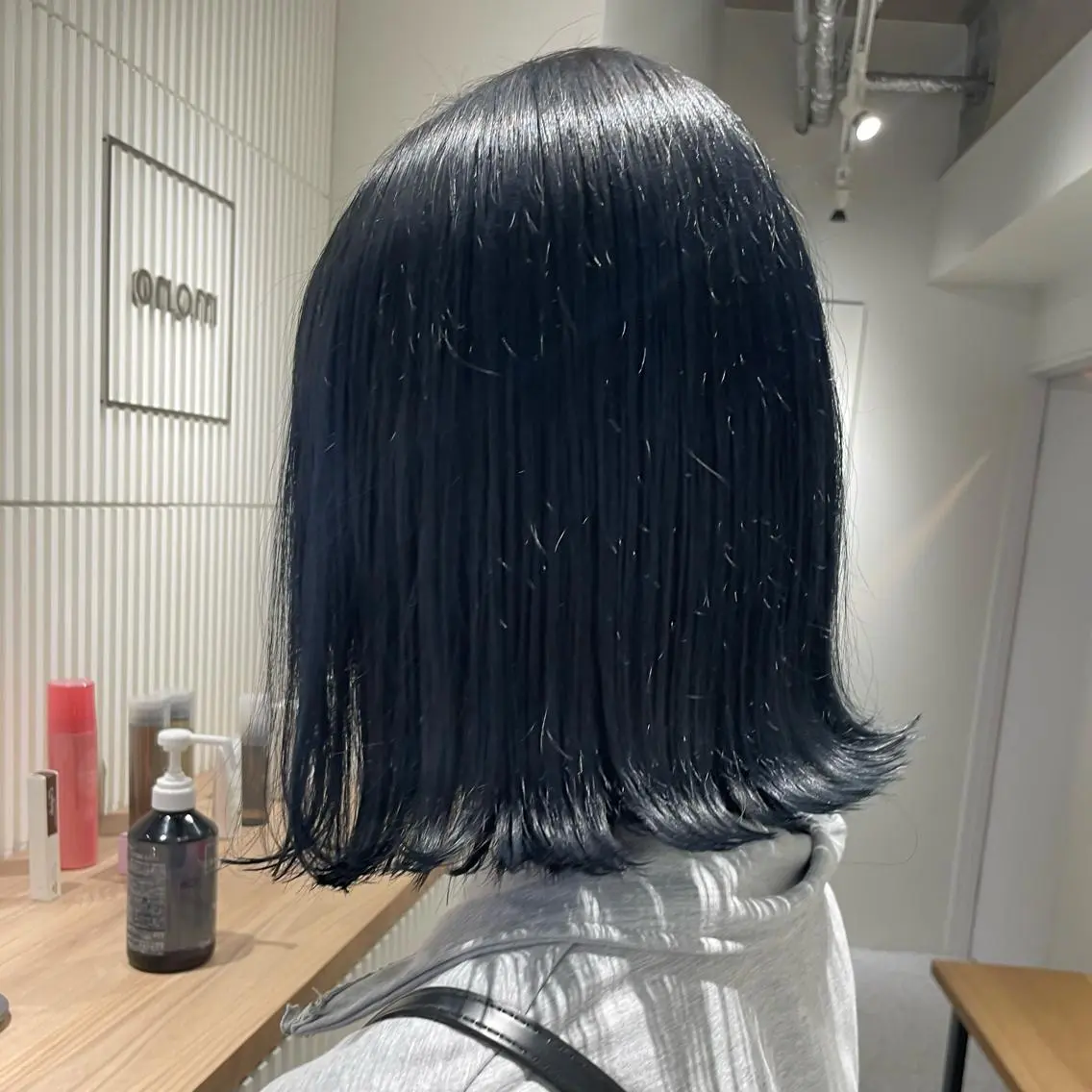 ミディアム カラー ブリーチ ブルーカラー ネイビーカラー ブリーチ/ハイトーン 艶カラー/ユリナのヘアスタイル