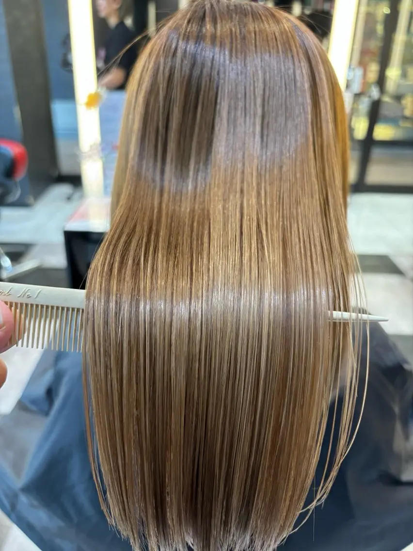 セミロング カラー 透明感カラー レイヤーカット トリートメント ブリーチ/ヘアケア/ 艶髪/イギチハルのヘアスタイル