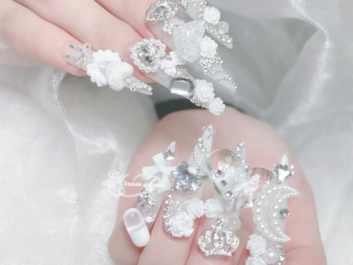 ネイル 長さ出し キラキラネイル 韓国ネイル ロングネイル マグネットネイル ハンドネイル ハンドケア Akira✨ nailのネイルデザイン