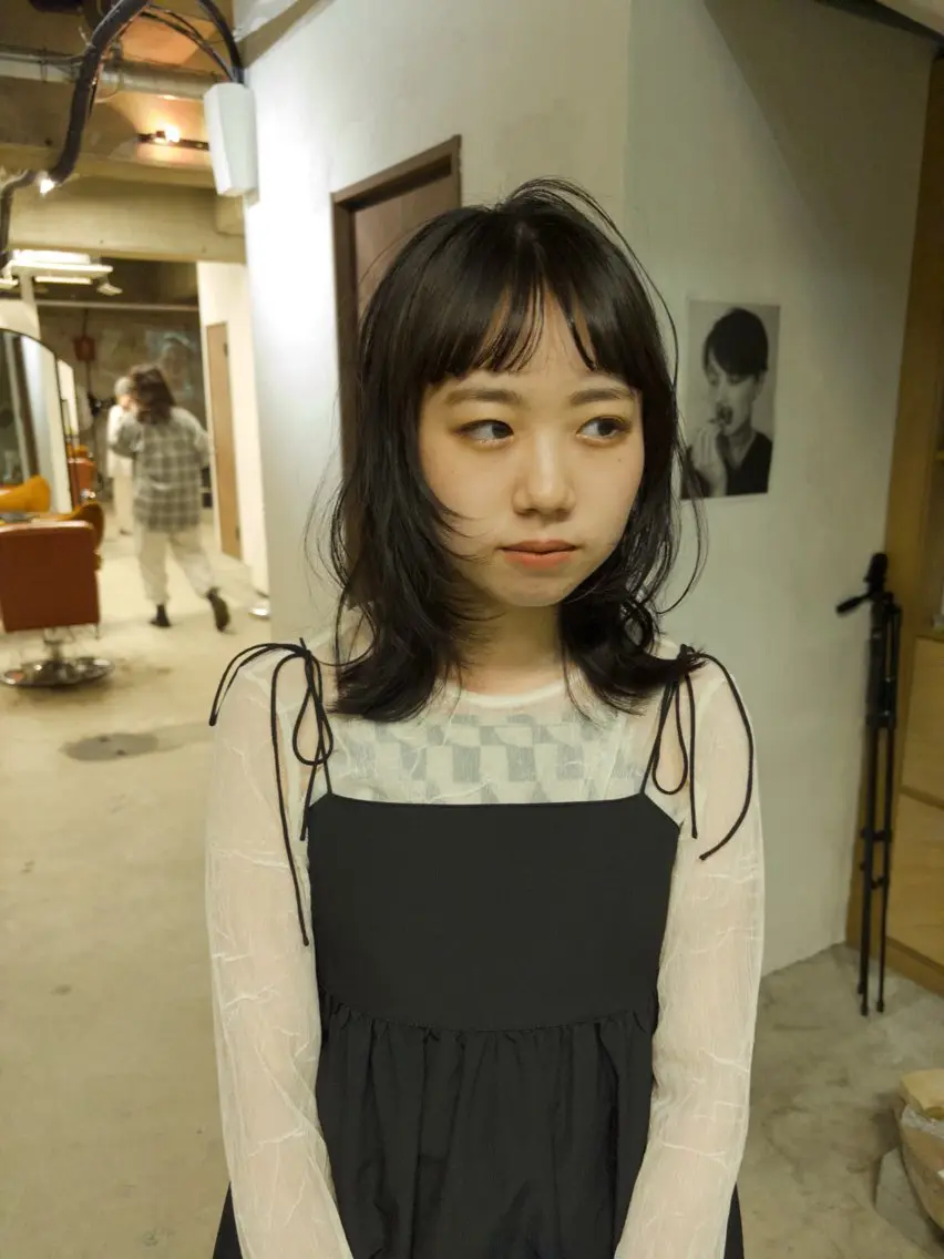 ミディアム レイヤーカット オン眉 KVELL ユナのヘアスタイル