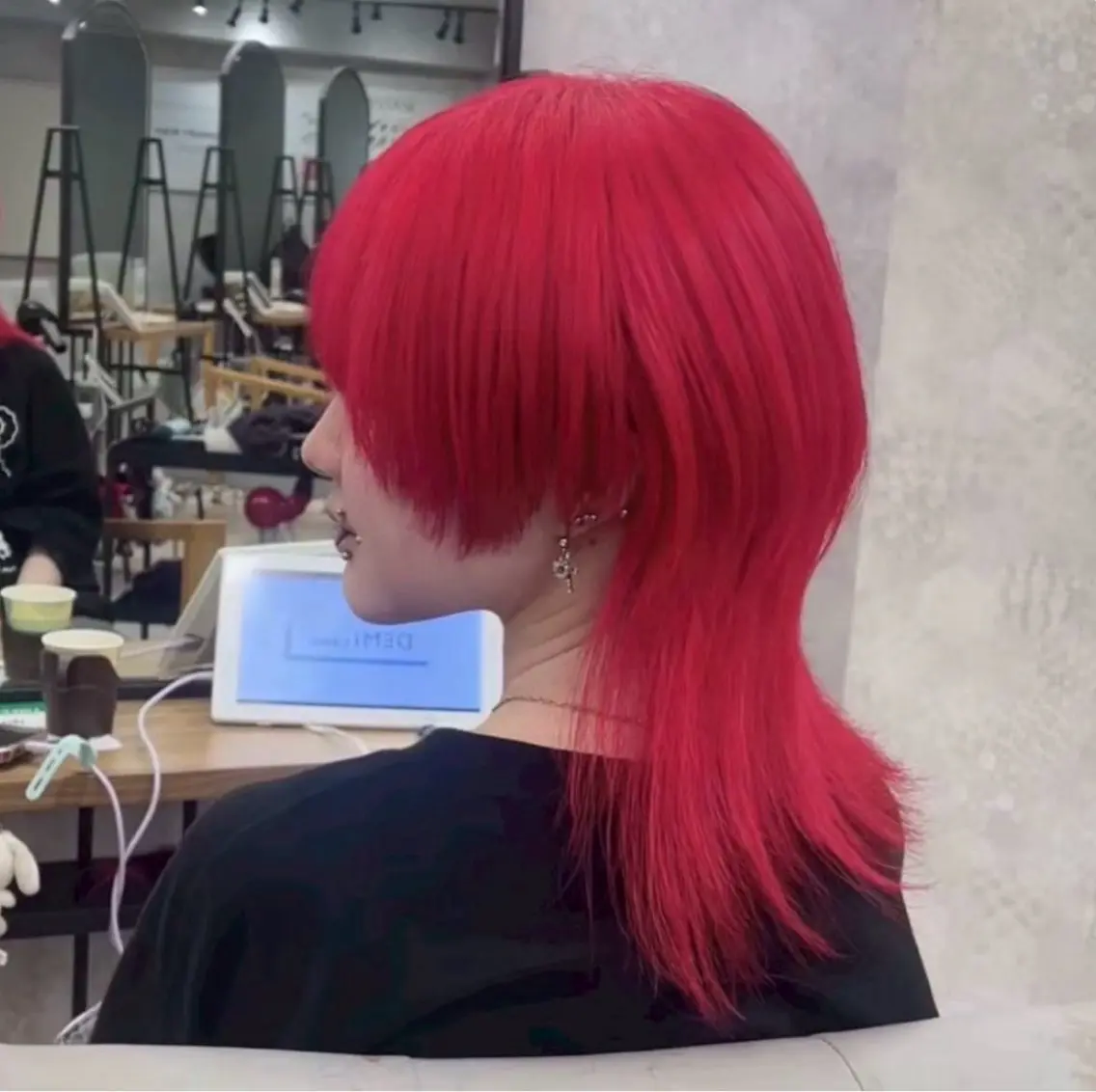 カラー メンズ メンズブリーチ センターパート フェザーパーマ メンズハイトーン メンズ韓国風 佐々木 哲太のヘアスタイル