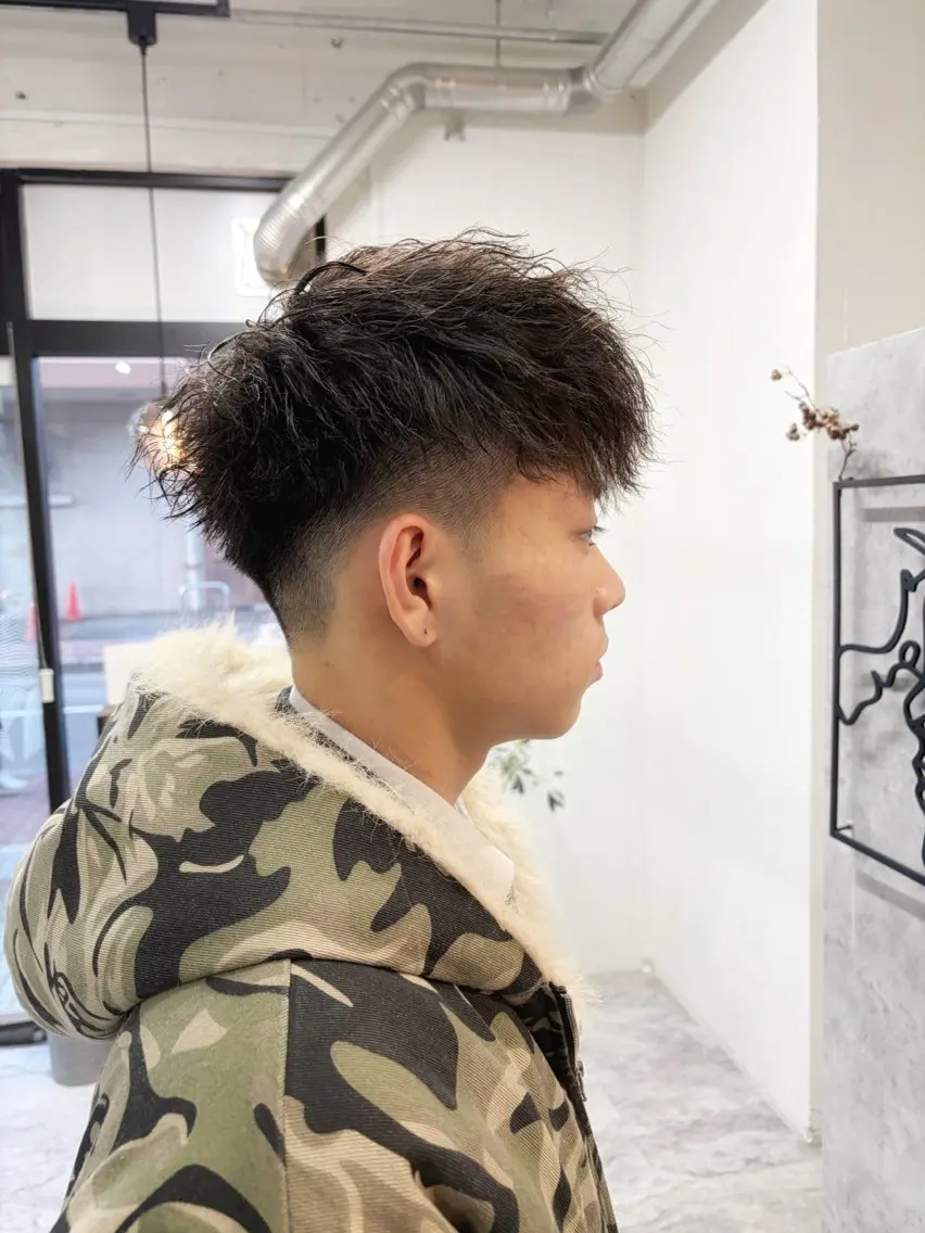 ショート パーマ メンズ センターパート メンズパーマ メンズツイストパーマ ツーブロック 波巻きパーマ カット パーマ レイヤーカット🏆/ 髪質改善🏆/福本凌のヘアスタイル