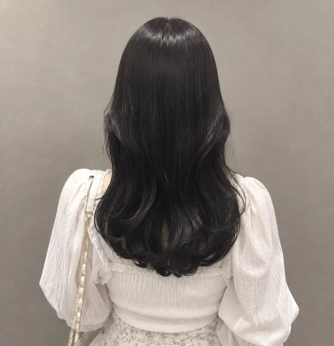 ロング カラー 黒髪 ブルーカラー ブルーブラック ヘアカラー トリートメント girly上品ヘア 🎀/ベージュikuのヘアスタイル