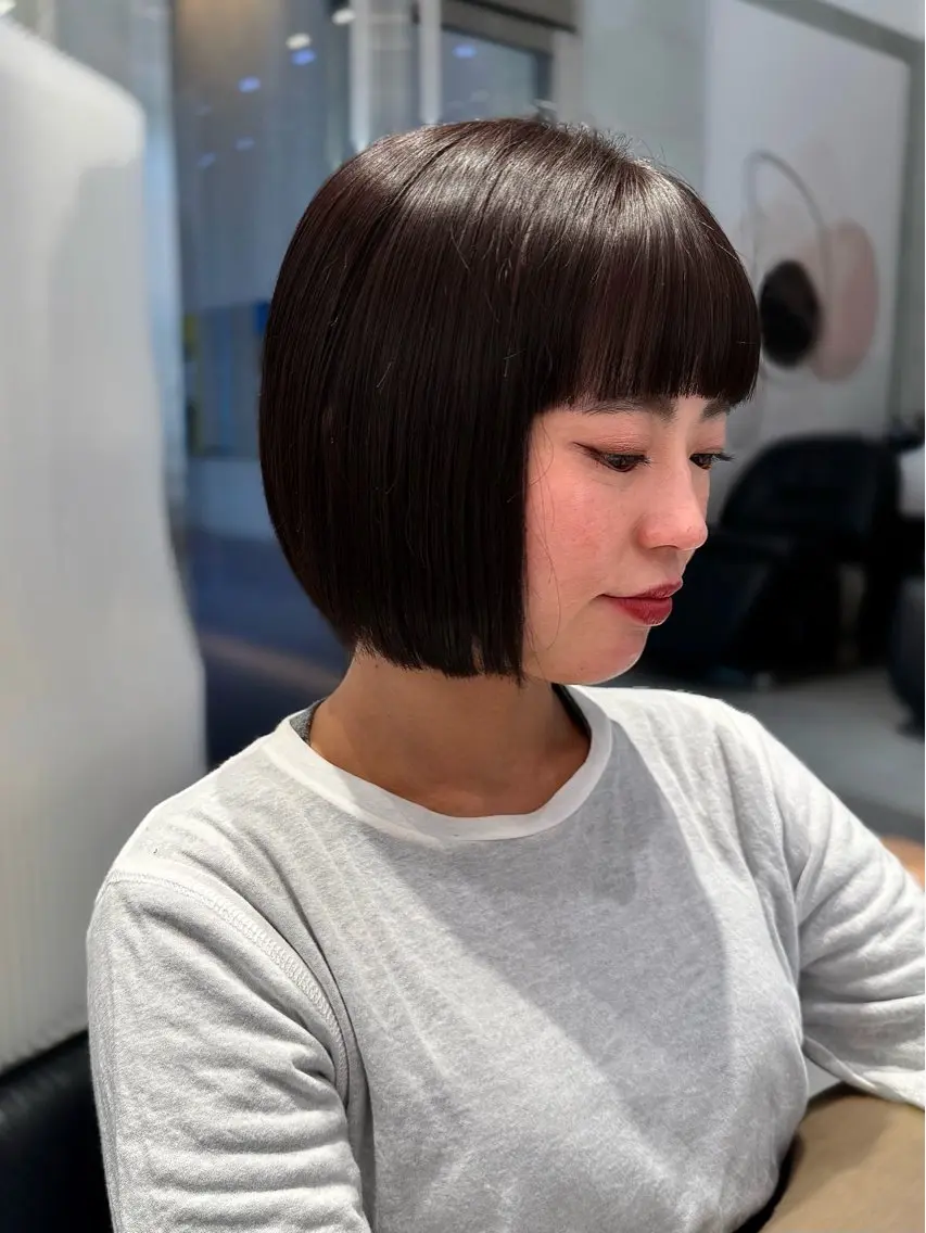 ミディアム カラー カット ヘアカラー トリートメント ヘッドスパ ヘアセット ミオ💎ショート 透ける暗髪のヘアスタイル