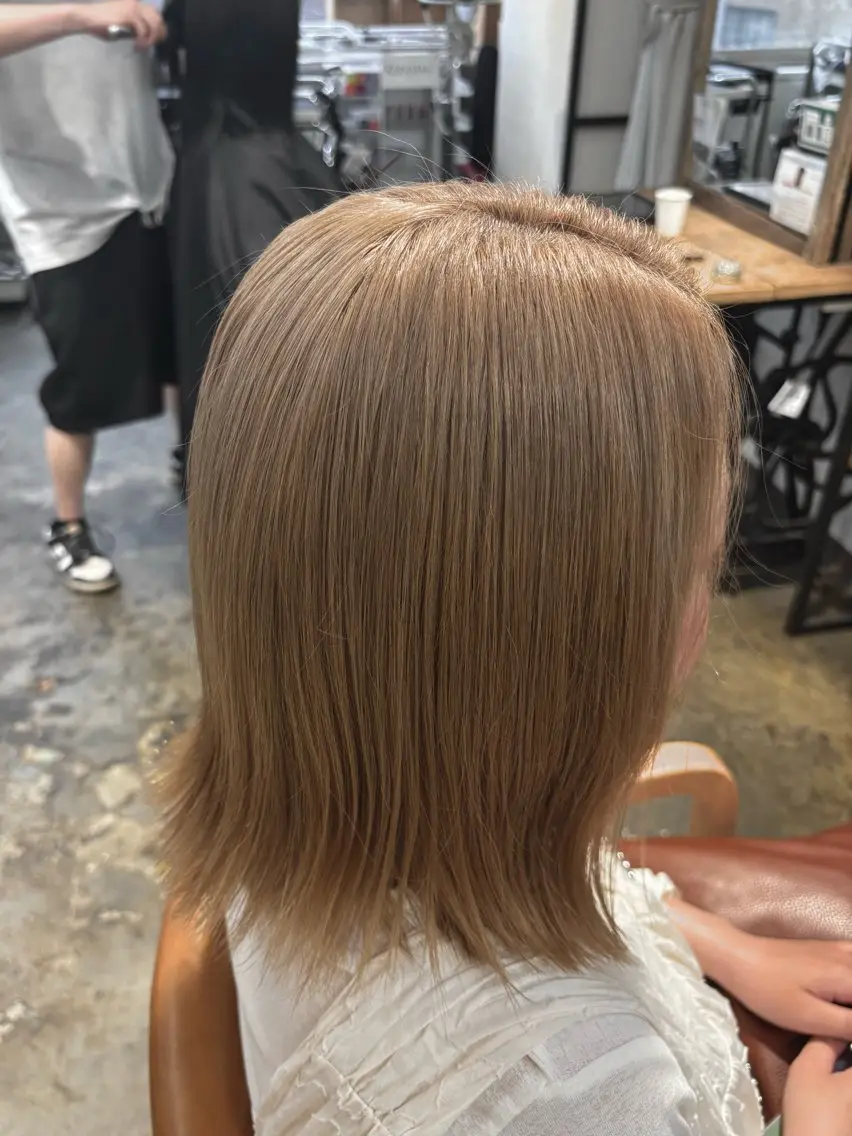 ミディアム カラー ブリーチ 縮毛矯正 カット ヘアカラー トリートメント 透明感/暖色カラー くるみのヘアスタイル
