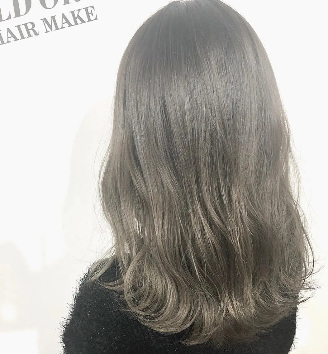 カラー グラデーションカラー グレージュ ハイライトカラー イルミナカラー シルバー 夜23時まで予約🉑 reverieあきらのヘアスタイル