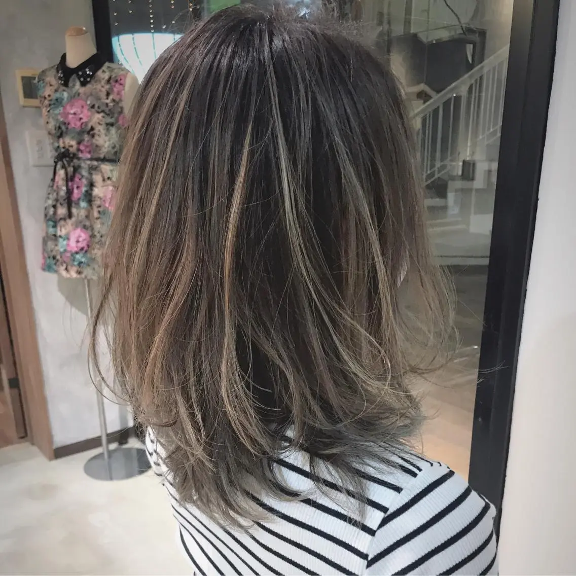 ミディアム カラー グラデーションカラー ハイライトカラー シルバー ハイライト 松村 崇弘のヘアスタイル