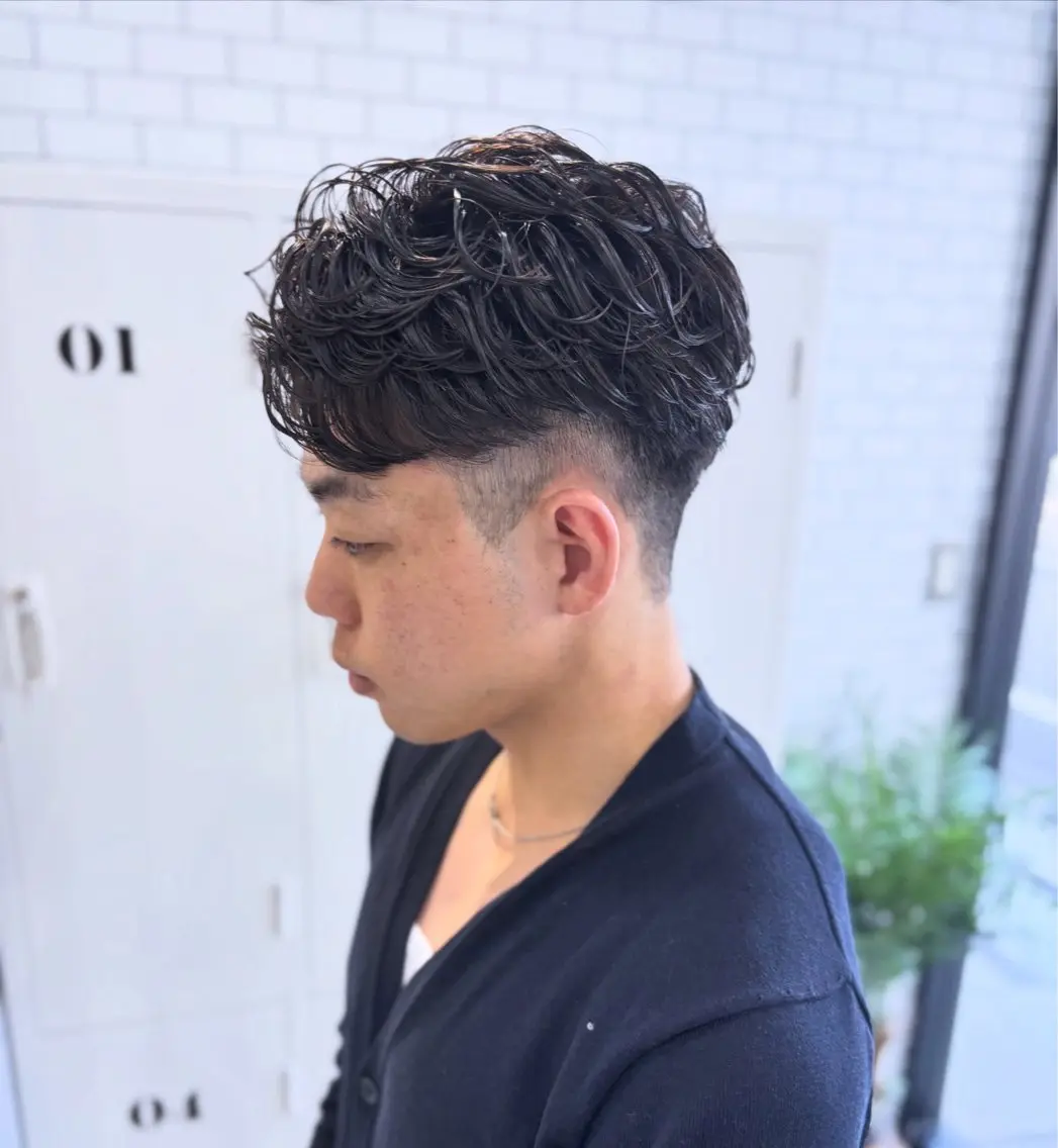 パーマ メンズ メンズ韓国風 メンズパーマ 波巻きパーマ ニュアンスパーマ スパイラルパーマ カット パーマ 山田 瑛司の眉毛・アイブロウイメージ