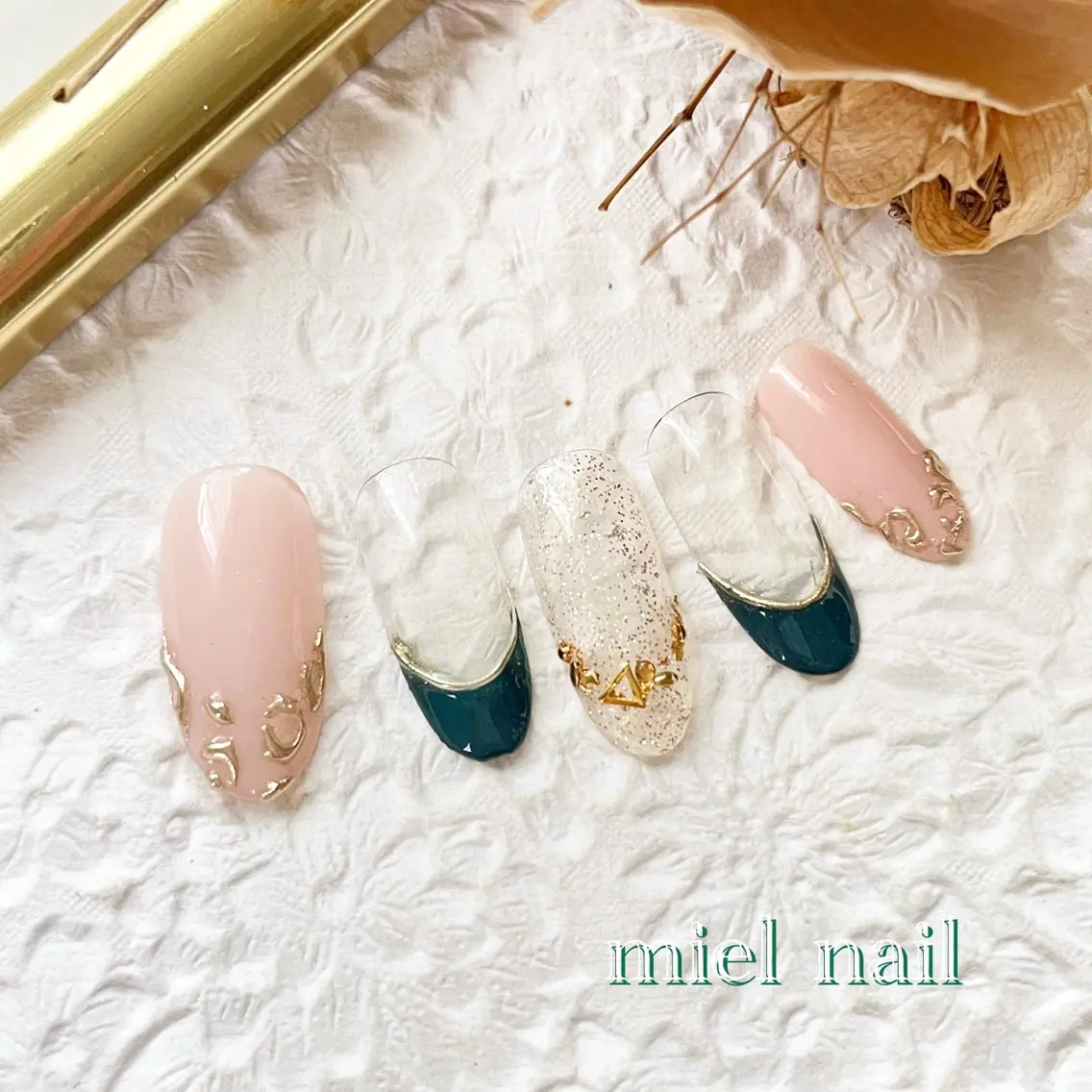 ネイル アニマル柄 フレンチネイル ミラーネイル ストーンネイル 冬ネイル ハンドネイル miel nailのネイルデザイン