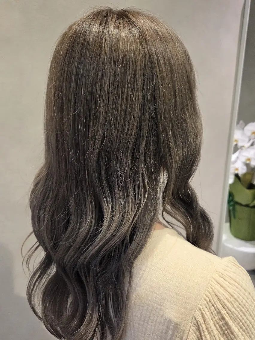 ロング カラー ブリーチ 透明感カラー ヘアカラー 赤岩 咲希のヘアスタイル
