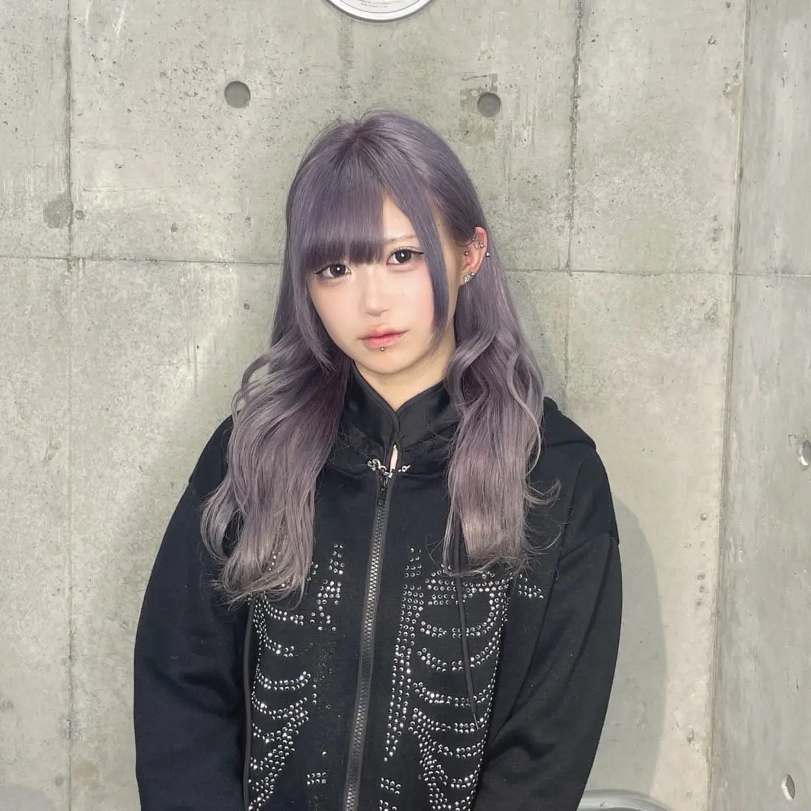 セミロング カラー ラベンダーカラー シルバー ホワイト&レイヤーカ ットエクステ長畠俊輔のヘアスタイル