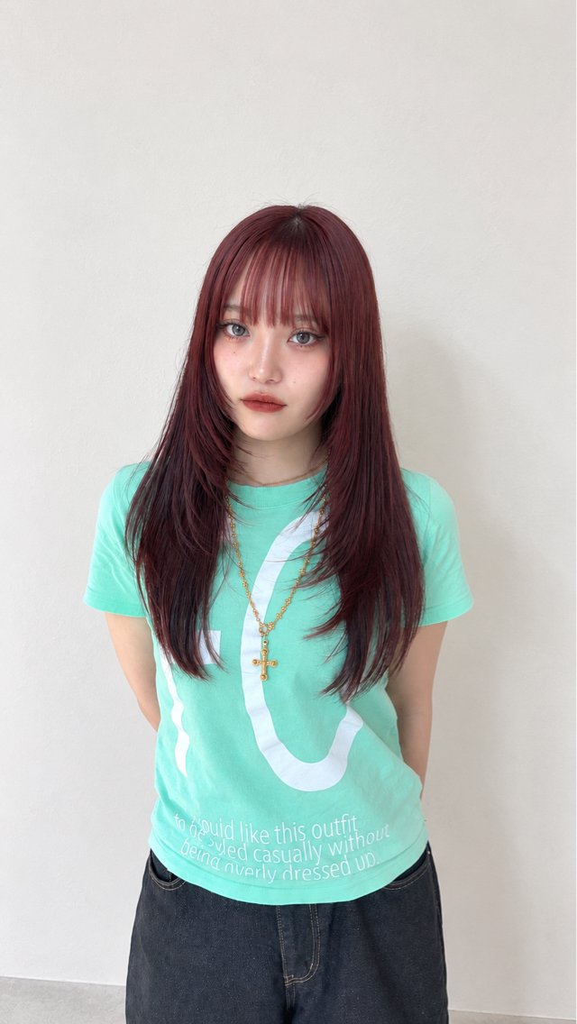 ロング カット sara ブリーチカラーのヘアスタイル