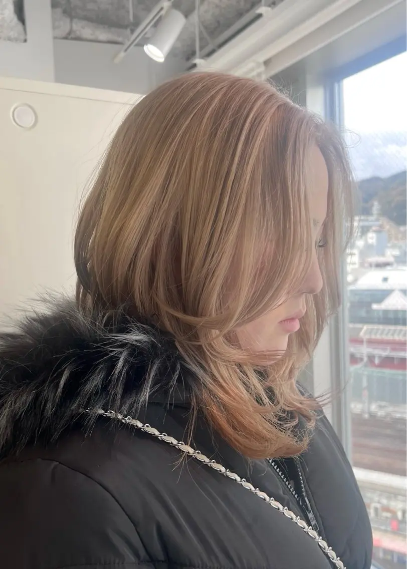 セミロング カラー 透明感カラー ヘアカラー トリートメント 艶ハイトーン🔆 ️️️安座間 希のヘアスタイル