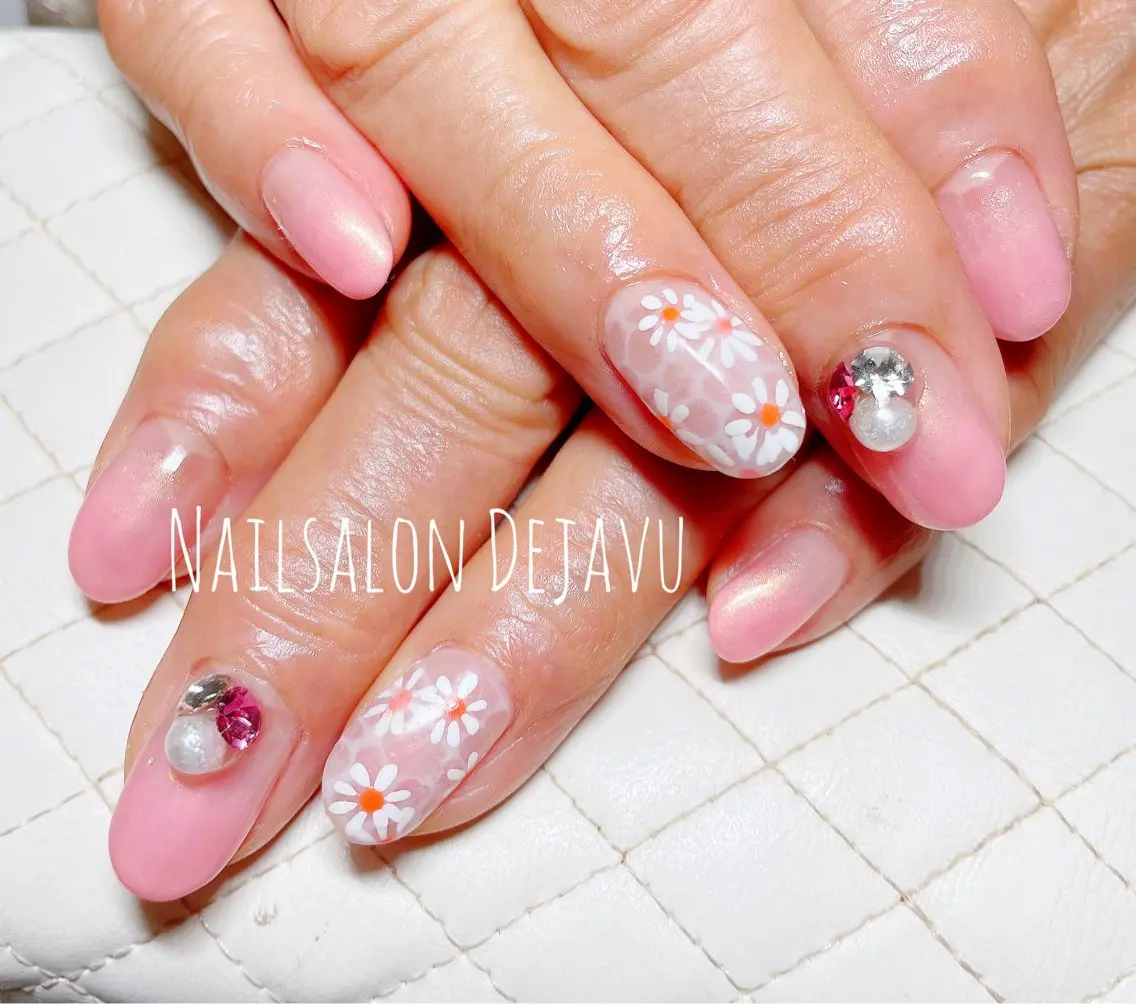 ネイル アートネイル フットネイル グラデーション ストーンネイル 夏ネイル Nail salon Dejavu 🌿のネイルデザイン