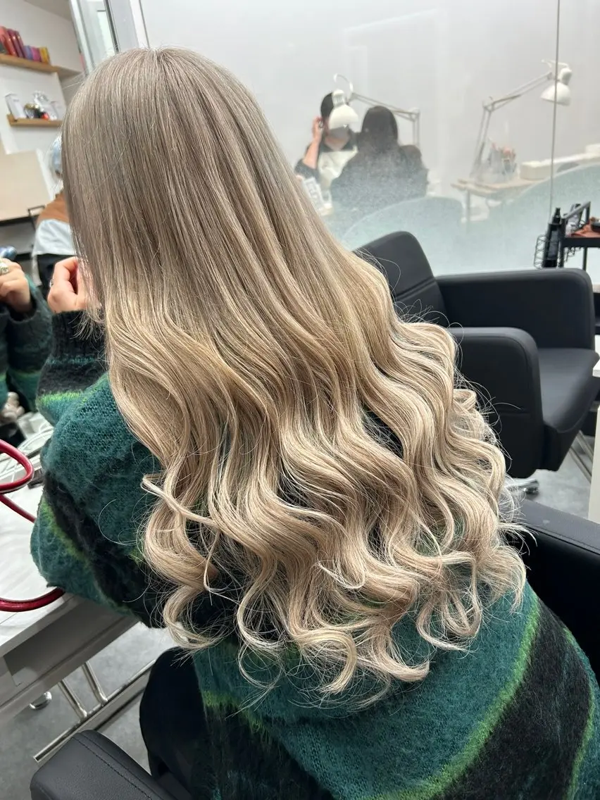 ロング カラー シールエクステ バレイヤージュ ダブルカラー ハイライトカラー ハイトーンカラー カット ヘアカラー トリートメント エクステ ヘアセット レイヤー/エクステ alpha下妻のヘアスタイル