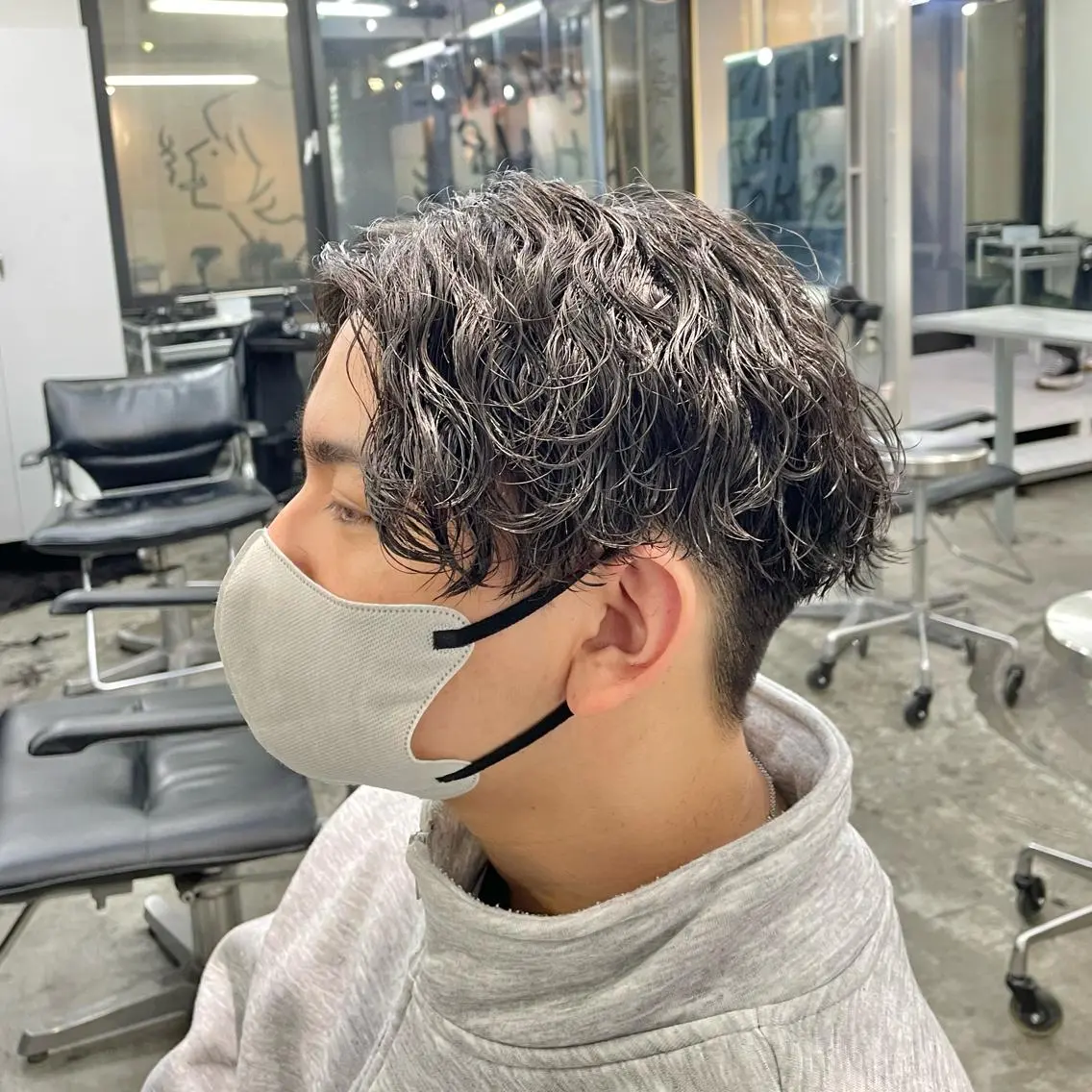 ショート パーマ メンズ センターパート 波巻きパーマ カット ヘアカラー パーマ メンズ特化美容師/ 藤戸 椋のヘアスタイル