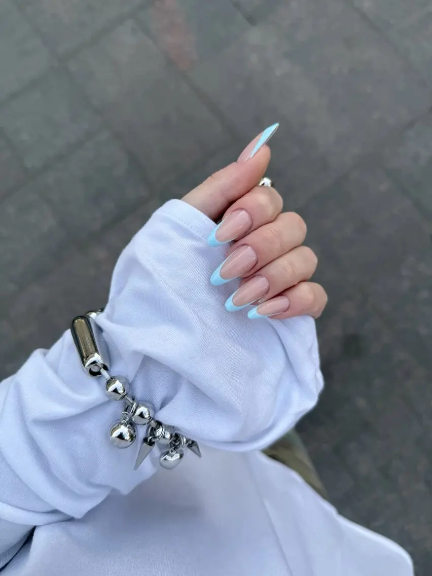 【ジェルオフ無料】 新人ネイリスト✨️ 長さだしフレンチ🩵🐬の写真