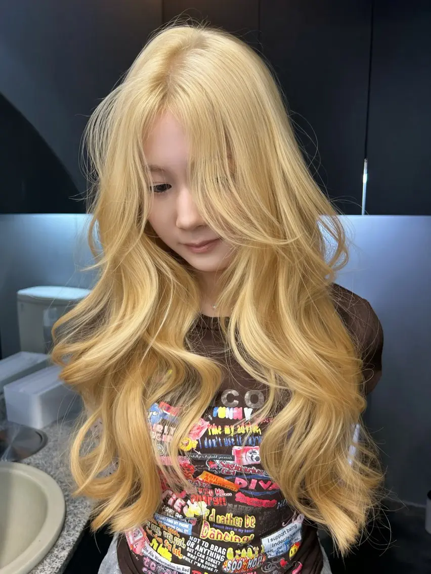 ロング カラー 抜きっぱなしブロンド 縮毛矯正 トリートメント ヘアカラー トリートメント moe🎀 透明感カラーのヘアスタイル