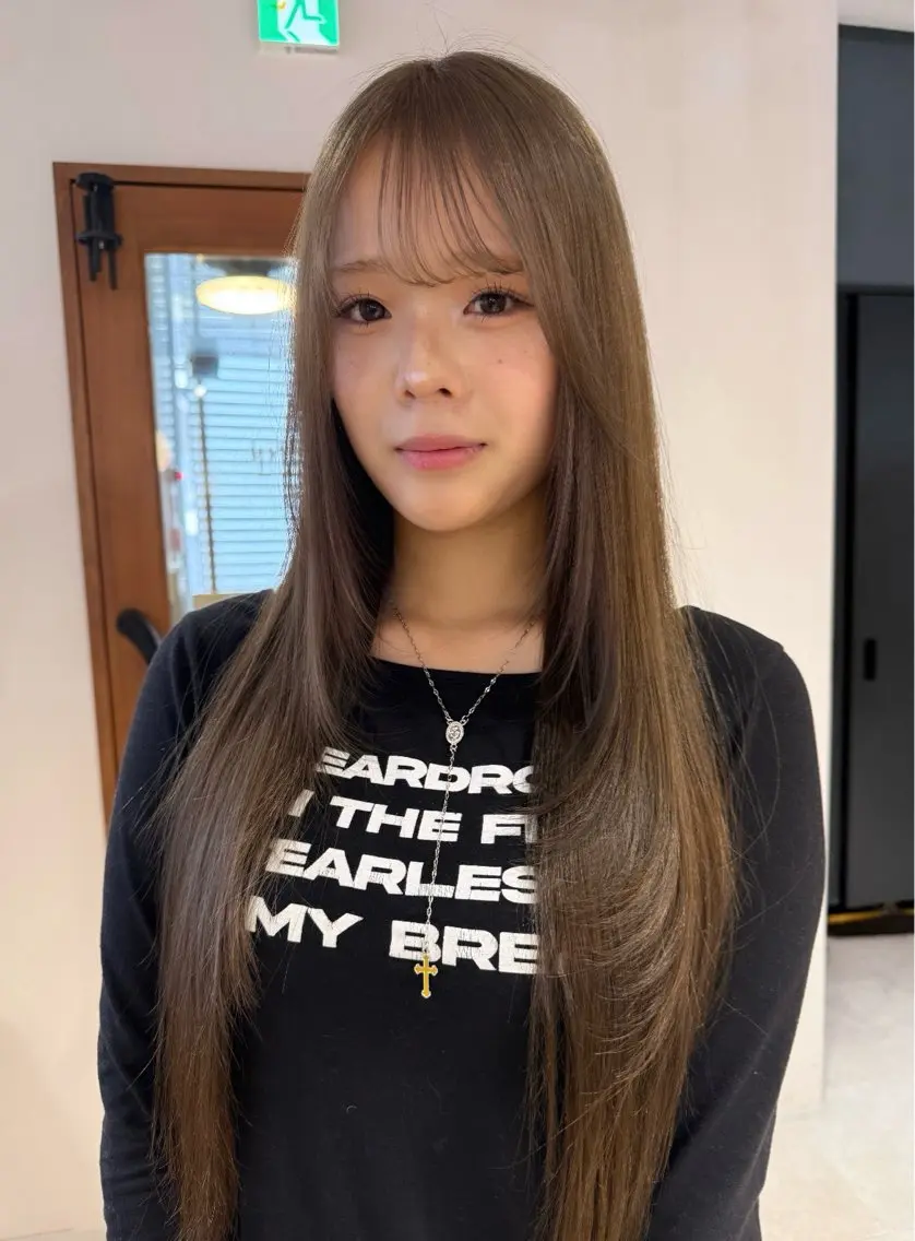 ロング カラー グレージュ 顔まわりレイヤー 顔周りカット レイヤーカット カット ヘアカラー トリートメント 岡本 太陽☀️のヘアスタイル