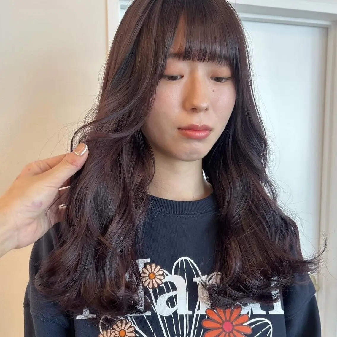 ロング AKIHO 暖色カラーのヘアスタイル