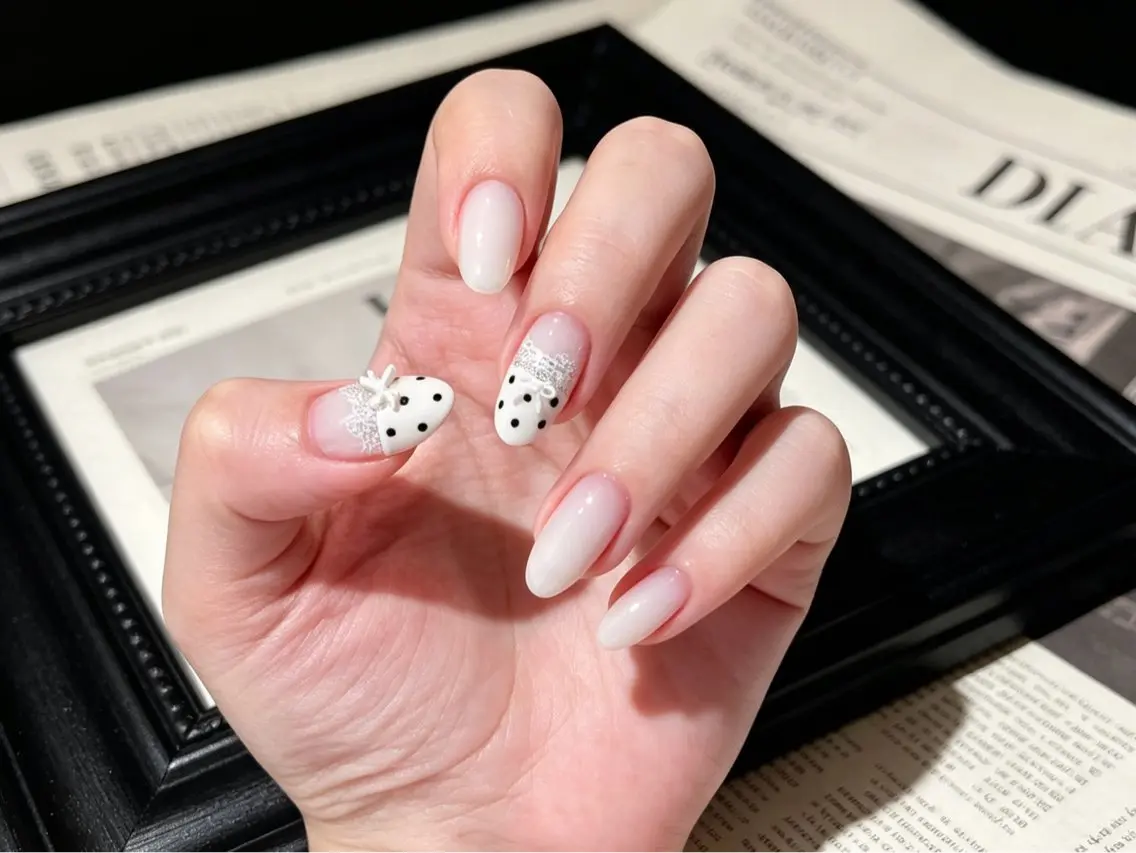 ネイル ドット ジェルネイル ガーリー グラデーション レース ハンドネイル Tongtong Nail Salonのネイルデザイン