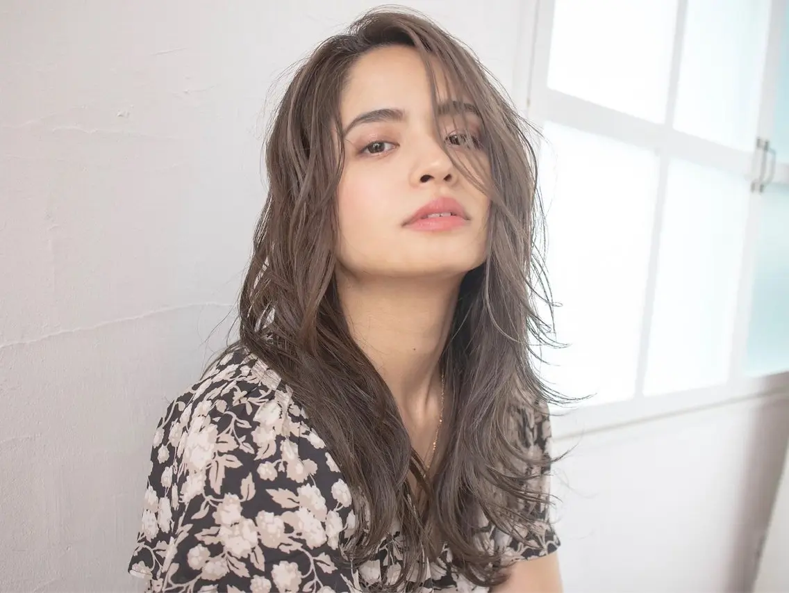 ロング カラー カット ヘアカラー トリートメント 💎ハイトーン/艶 カラー モエカ💎のヘアスタイル