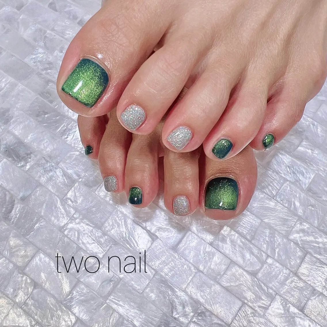 ネイル オーロラネイル キラキラネイル マグネットネイル ネイルチップ ホワイト フットネイル two nailのネイルデザイン